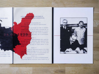 Reprodukcja paktu Ribbentrop-Mołotow, środek