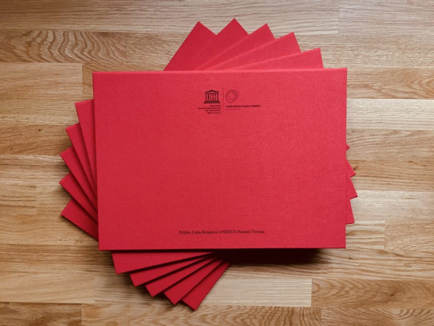 Naczelna Dyrekcja Archiwów Państwowych – czerwona teczka na dyplom z nadrukiem na płótnie – front