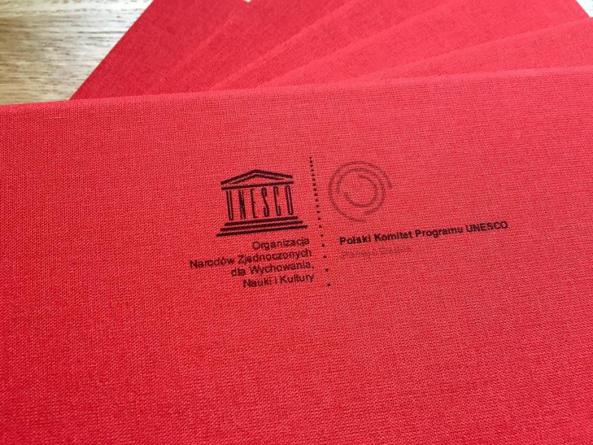 Naczelna Dyrekcja Archiwów Państwowych – czerwona teczka z nadrukiem na płótnie – detal