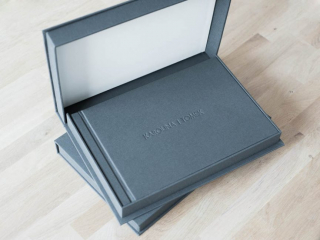 Album zdjęciowy z pudełkiem, szare płótno, suche tłoczenie typograficzne