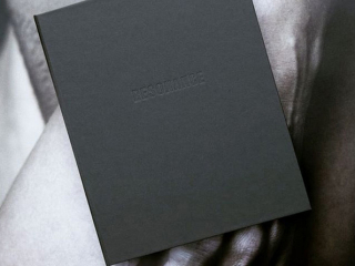 Krystyna Dul "Resonance" – okładka pudełka, szare płótno, suche tłoczenie typograficzne, typografia